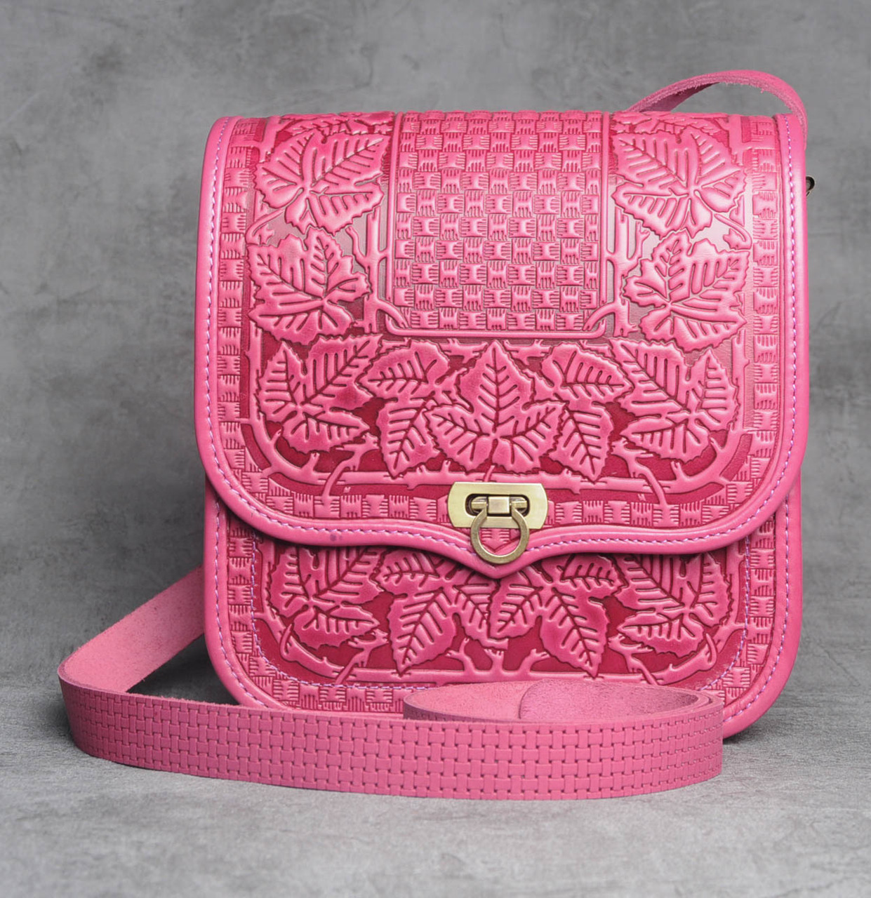 Шкіряна сумка ручної роботи з тисненим орнаментом "Фундук", велика рожева шкіряна сумка через плече