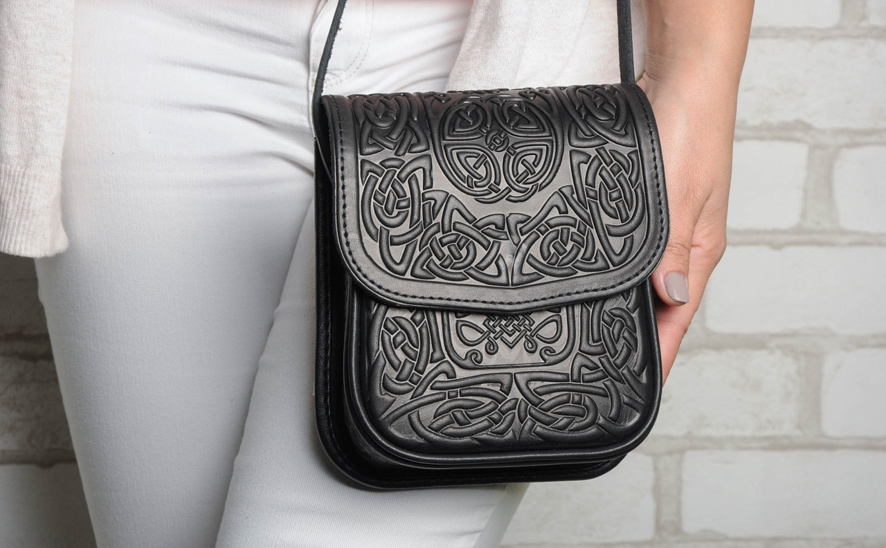 Шкіряна жіноча міні-сумочка з тисненим орнаментом "В'язь" чорного кольору, 16×19×6 см, фото 1