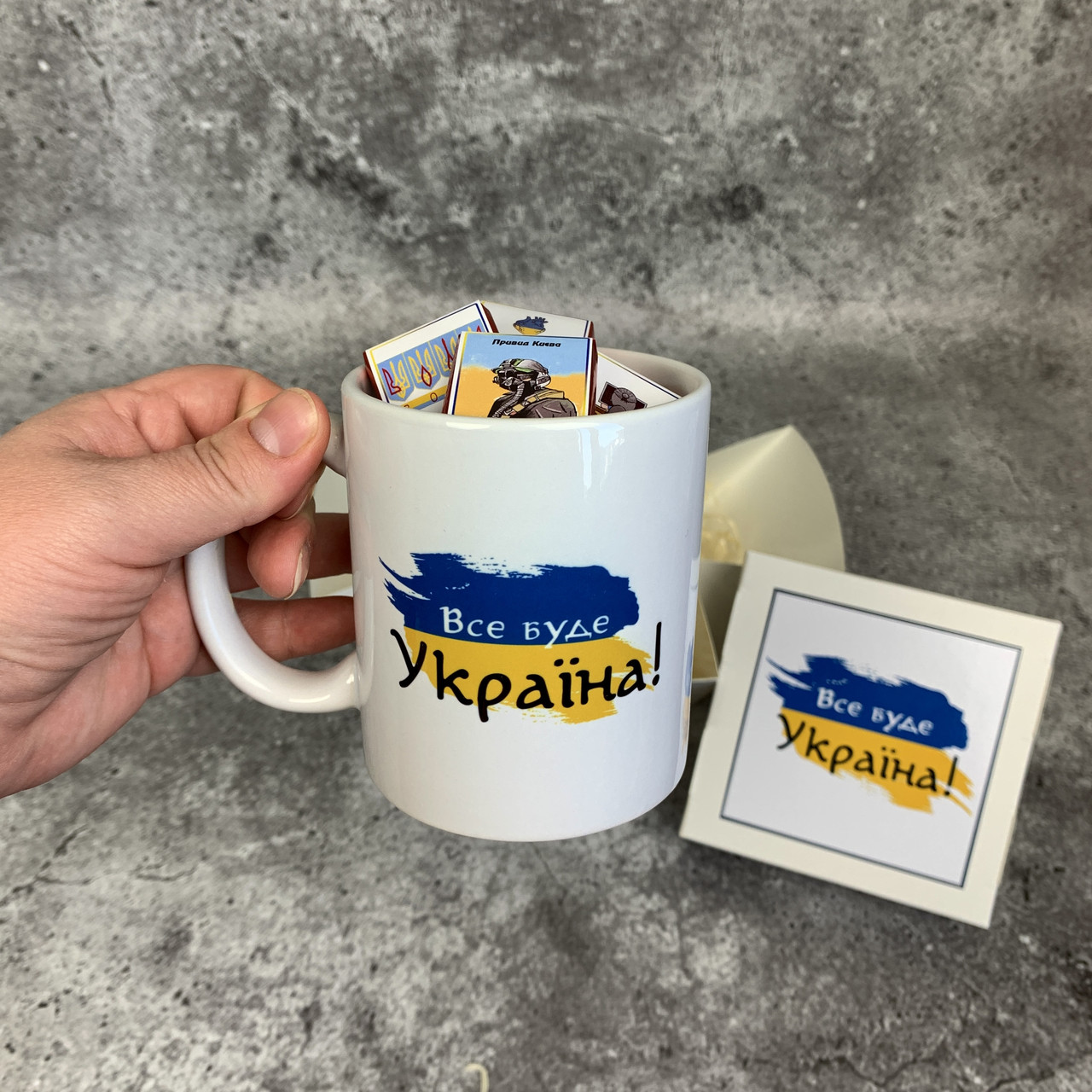 Подарунок з українською символікою. Шоколадний подарунковий патріотичний набір з чашкою Все буде Україна.