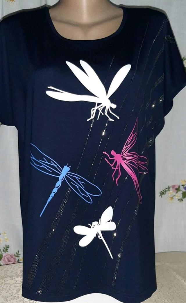 фотография женская футболка синего цвета с стрекозами