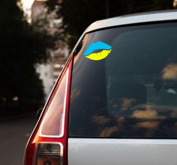 Патріотична наклейка на машину "Жовто-блакитний поцілунок України"  (губи) 15х10 см - на скло /авто /автомобіль /машину