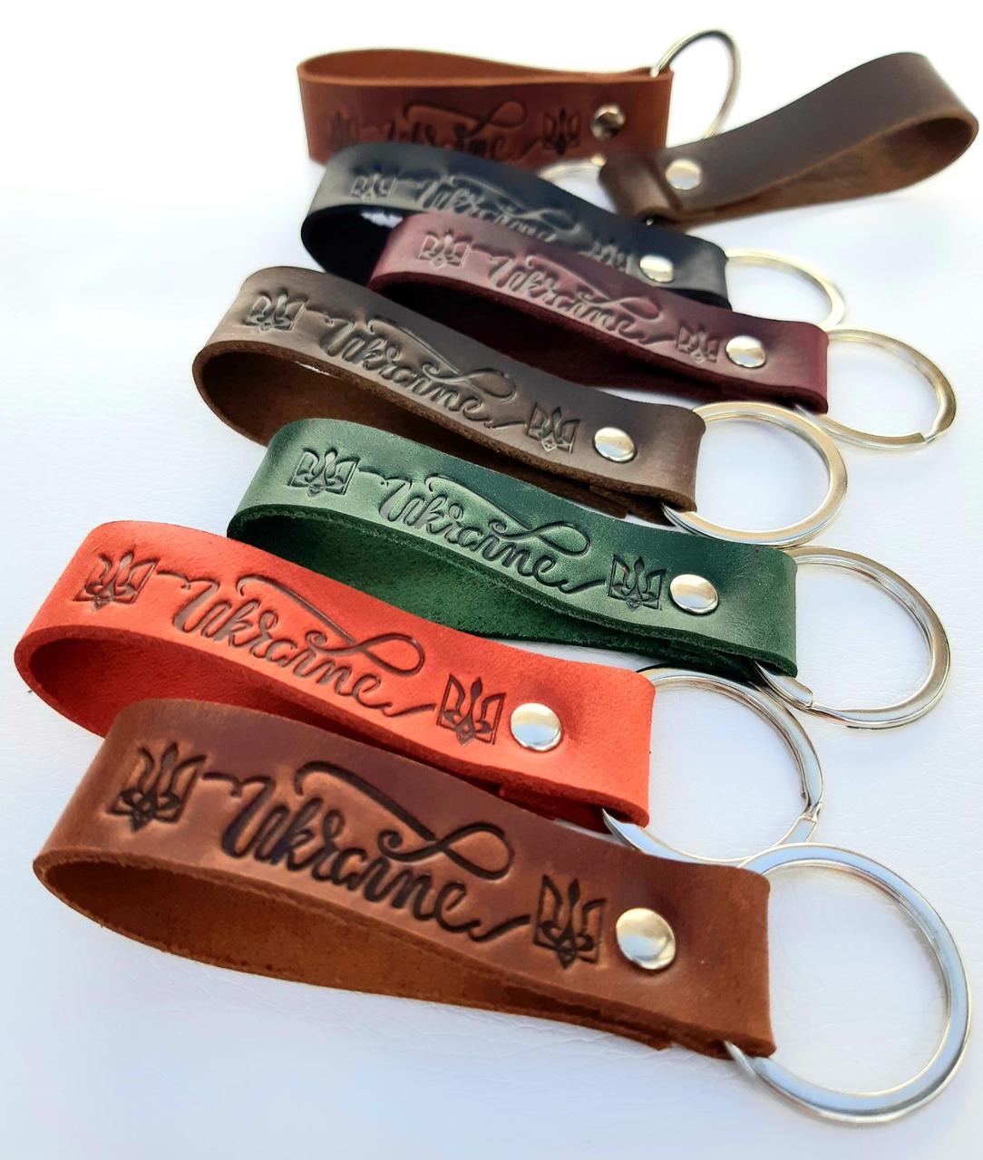 Сувенірні шкіряні брелки на ключі з написом Україна