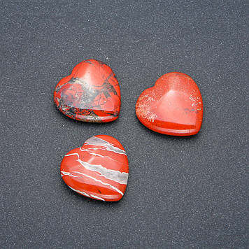 Сувенірний камінь Серце з натуральної Червоної яшми d-25х25х7мм+-