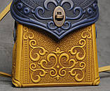 Шкіряний синьо-жовтий рюкзак ручної роботи, сумочка-рюкзак з авторським тисненням у стилі бохо, фото 3