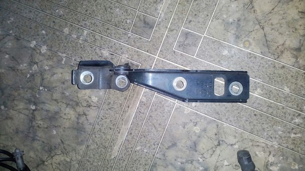 Б/у петля капота права 1j0823302a Volkswagen Golf IV