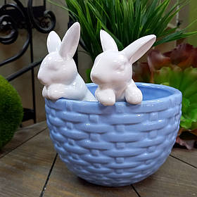 Декоративне кашпо з кераміки Кролики в блакитному кошику 15 см