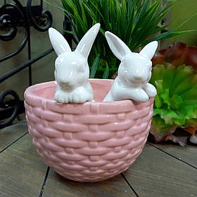 Кролики в рожевому кошику 15 см керамічне великоднє кашпо