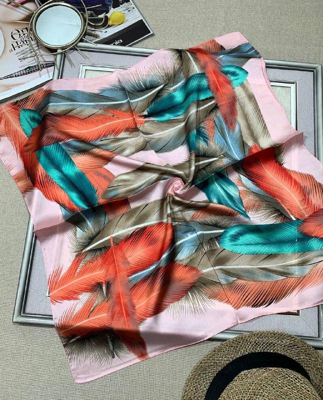 Шийна шовкова хустка Пір`я 70*70 см рожевий