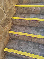 Самоклеющаяся резиновая накладка на ступени (50х20мм) желтая