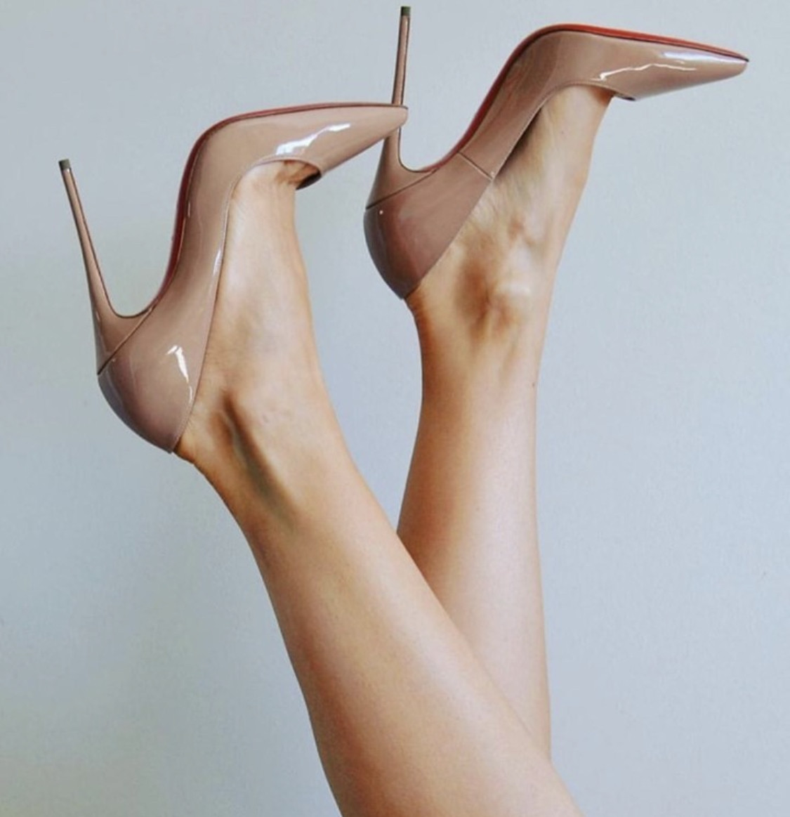Жіночі бежеві лаковані туфлі-човники Christian Louboutin So Kate 10 см Лабутени нюдового кольору з червоною підошвою