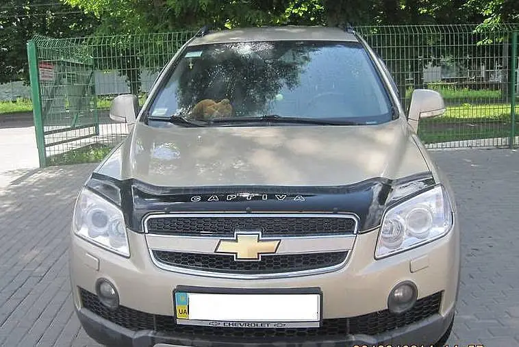 Дефлектор капота на Chevrolet Captiva 2006-2011. Мухобійка на Chevrolet Captiva
