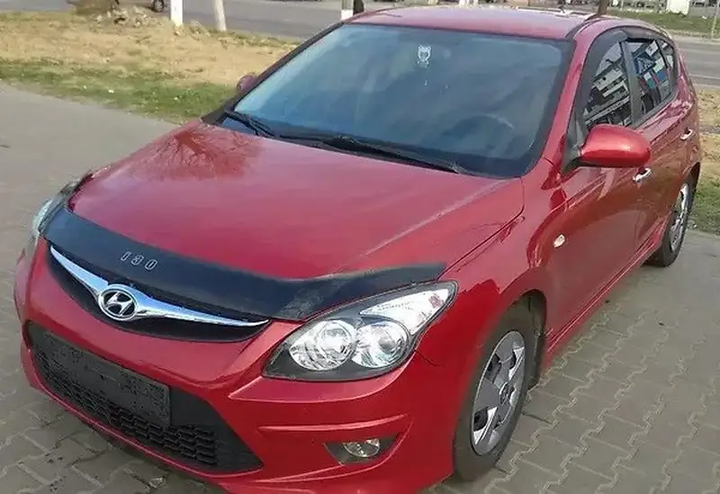Дефлектор капота на Hyundai I30 хетчбек 2007-2012. Мухобійка на Hyundai I30