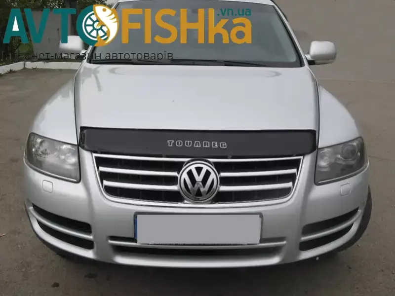 Дефлектор капота на Volkswagen Touareg 2002-2010. Мухобійка на Volkswagen Touareg коротка