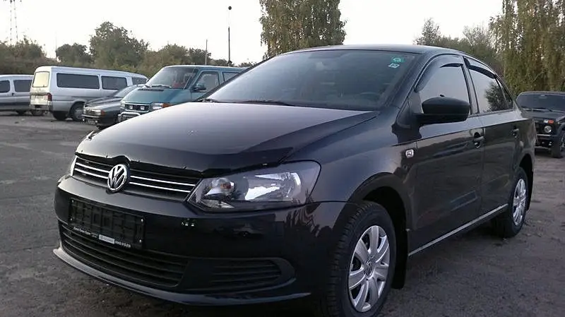 Дефлектор капота на Volkswagen Polo V седан 2010-2017 / хетчбек 2009-2017 євро кріплення.Мухобійка