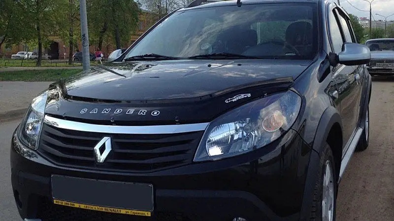 Дефлектор капота на Renault Sandero 2008-2013. Мухобійка на Renault Sandero Stepway, фото 1