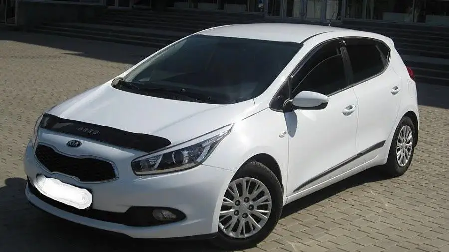 Дефлектор капота на KIA Ceed хетчбек 2012-2018. Мухобійка на KIA Ceed