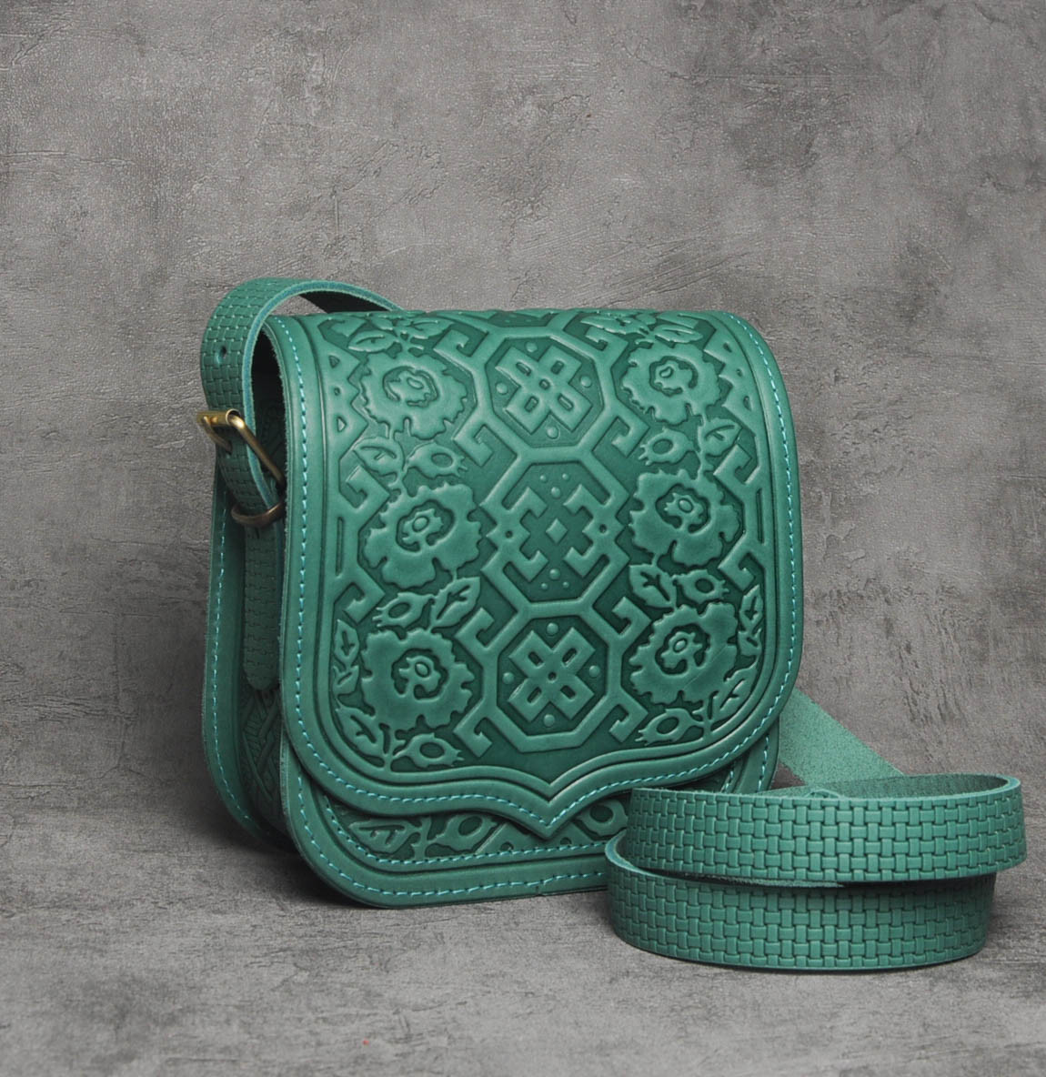 Жіноча шкіряна сумка ручної роботи з тисненим орнаментом «Вишиванка», бірюзового кольору, 20*21*9 см, фото 1