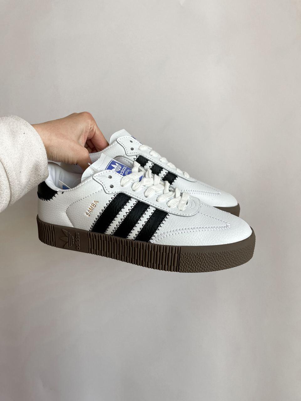 Adidas Samba жіночі кросівки білі з коричневою підошвою. Модні жіночі кроси Адідас Самба.