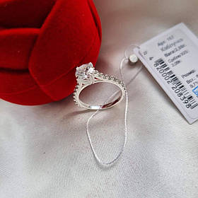 Перстень із срібла 925 проби з білим центральним фіанітом і дорожею з каменю на поручку