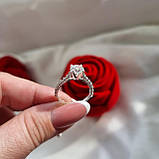 Кольцо из серебра 925 пробы с белым центральным  фианитом и дорожкой из камней на помолвку, фото 2
