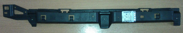 Кронштейн (направляющая , опора) крепления заднего бампера центральный (центральная) чёрный пластиковый GM 1404863 24460363 OPEL Astra-H 5 door hatch - фото 1 - id-p53470484