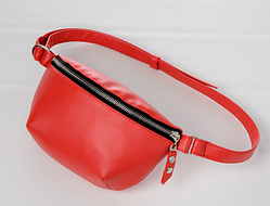 Сумка бананка через плече жіноча з екошкіри червона