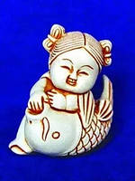 Статуетка Дівчинка з рибою сувенірна