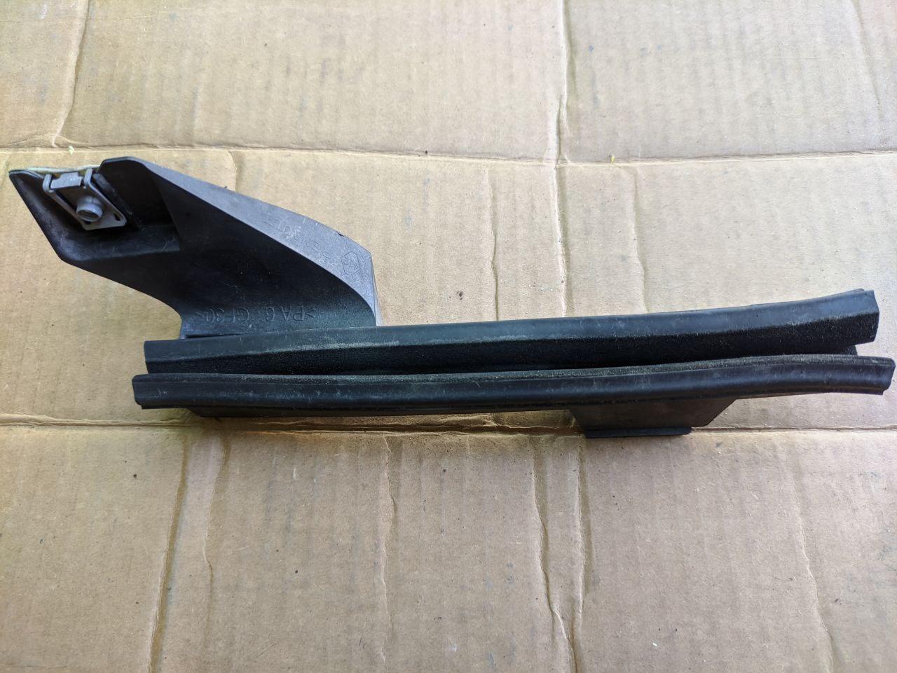 Направляюча скла дверей передніх правих Renault Kangoo 2, 2008-, 8200497602 (Б/У), фото 1