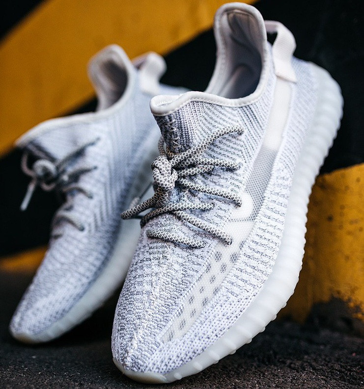 Чоловічі кросівки Adidas Yeezy Boost 350 весна-осінь-літо повсякденні легкі білі з сірим. Фото наживо