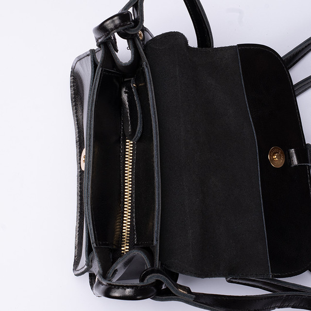 Фото жіночої сумки на плече чорного кольору