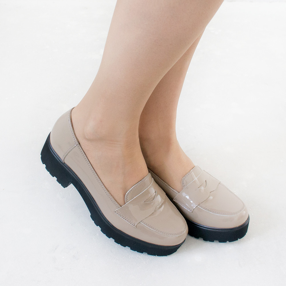Туфлі жіночі на низькому ходу 38 розмір маломірні з лакованої шкіри Woman's heel на тракторній підошві