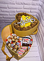 Золотая коробка сердце со сладостями и Ferrero