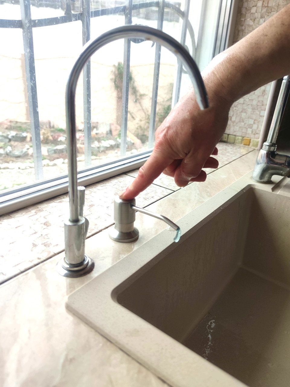 Дозатор для мыла врезной для мойки - 92 фото