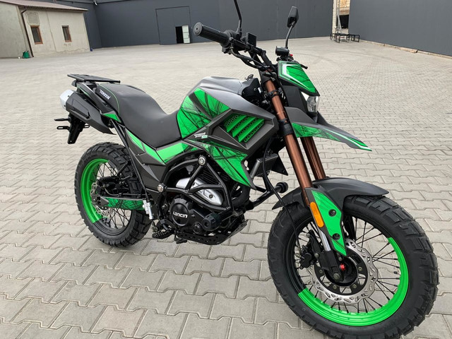 мотоцикл теккен 250 на шинах з дорожнім протектором мотоцикл теккен 250 на шинах з дорожнім протектором