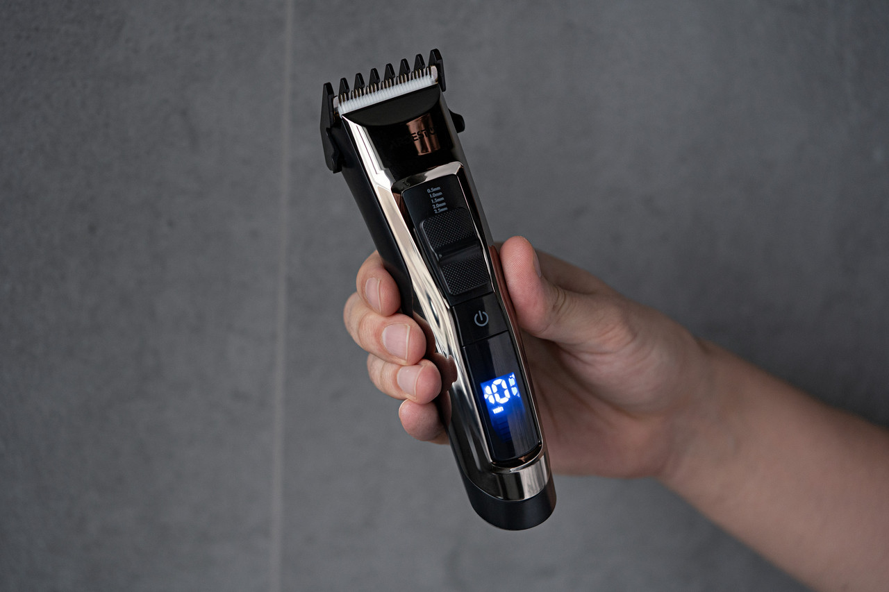 Стильна Фунційна машинка для стриження волосся з LED-екраном Ardesto HC-Y30-DBS