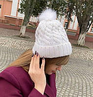 Шапка з хутряним помпоном жіноча тепла зимова в'язана шапка з закотом біла