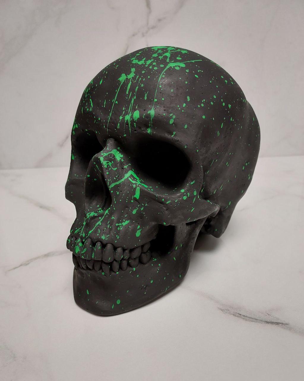 Декоративний череп з гіпсу - Green_neon