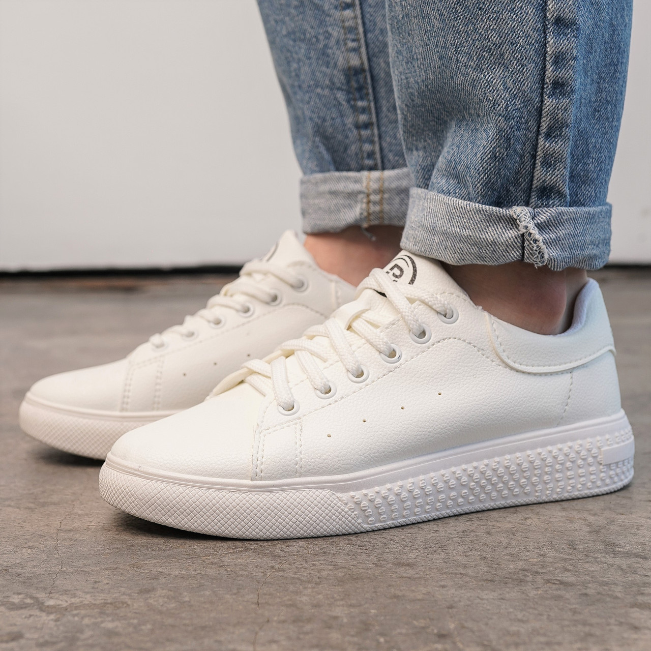 Жіночі кросівки білі львівського виробництва