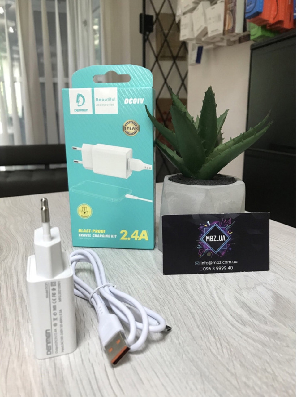 Зарядний пристрій Denmen DC01V - 1 USB 5V 2.4A + кабель Micro USB