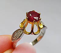 Двухцветное серебряное кольцо с мадагаскарским красным рубином (корунд) 6.0мм и фианитами. Размер 17.0 (18.75)