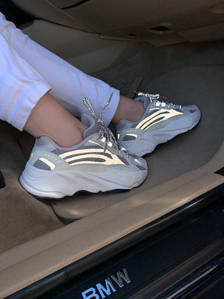 Yeezy 700 sales static flash