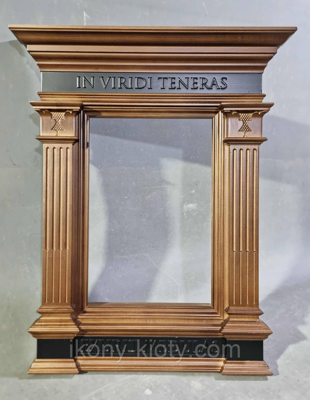 Рівний кіот із навершям