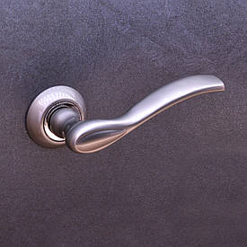 Дверна ручка на розетці 194044051 хром матовий