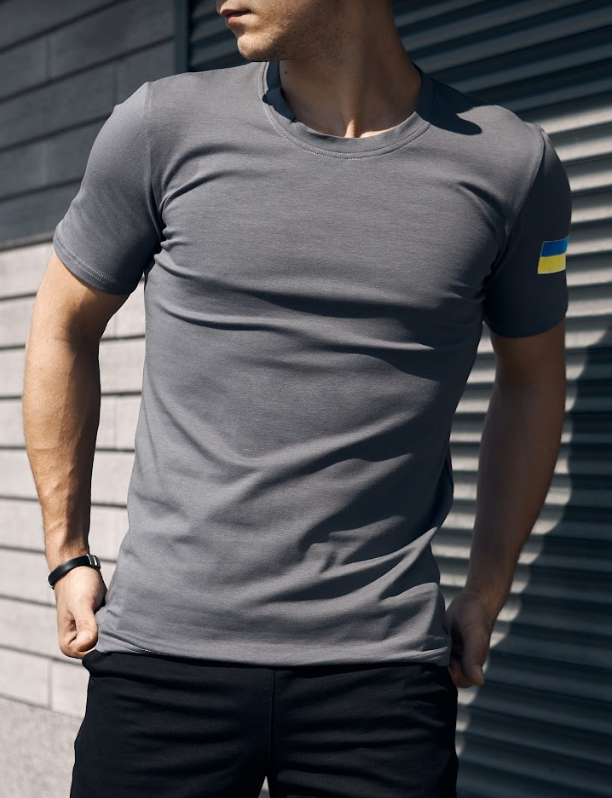 Красива модна стильна чоловіча сіра футболка з українською символікою сіра з прапором, фото 1