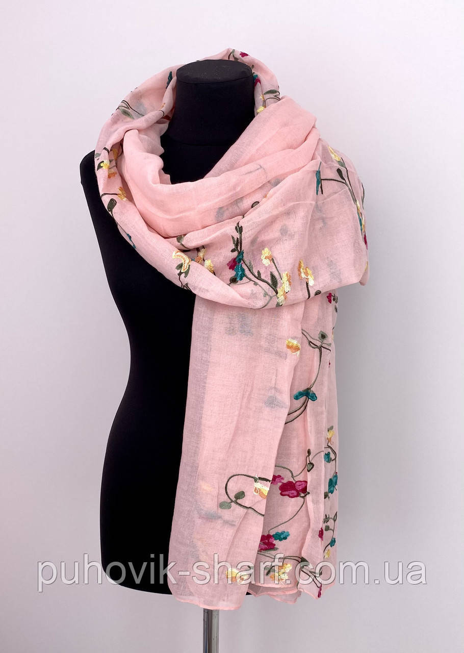 Жіночий шарф з ніжною вишивкою