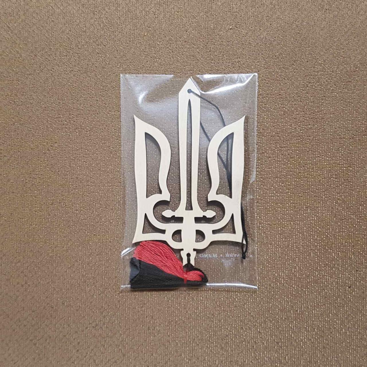 Підвіска в автомобіль Тризуб кутасики червоно-чорні