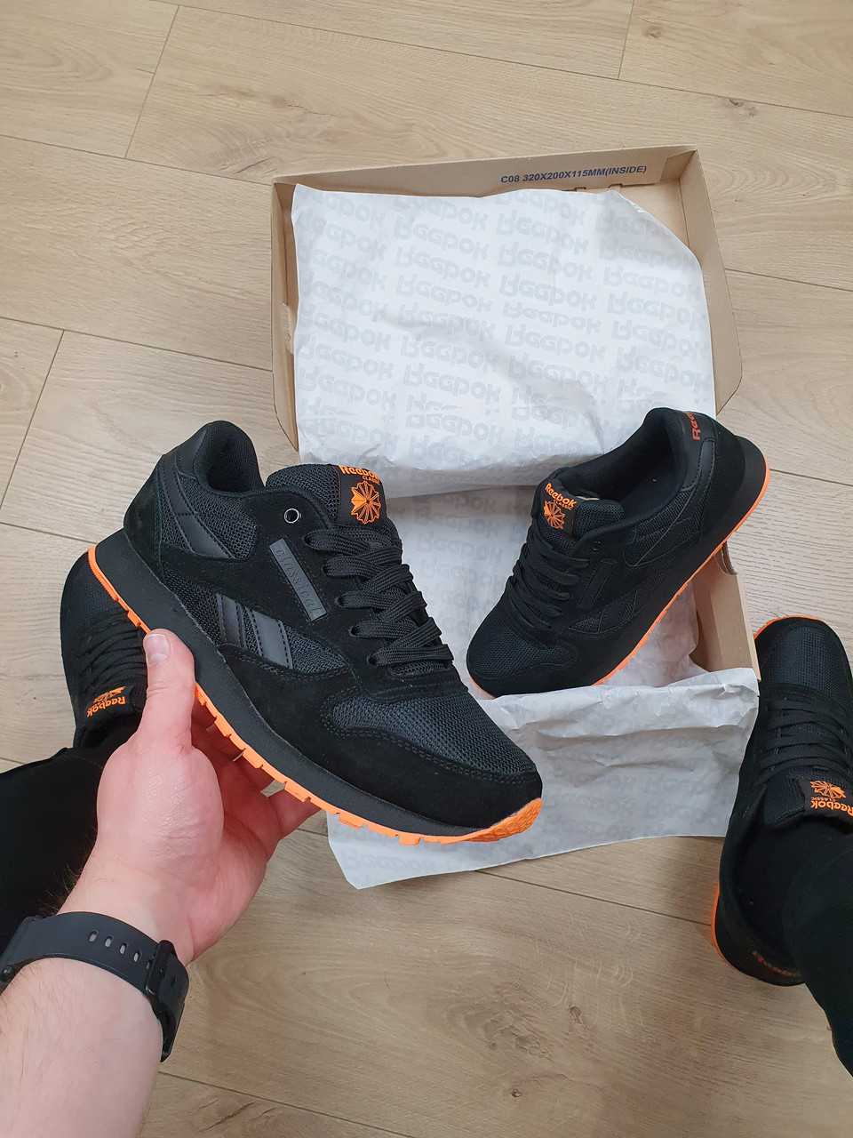 Крихітки чоловічі чорні з оранжевим Reebok Clack Orange. Кросси для чоловіків весна літо Рібок Класик