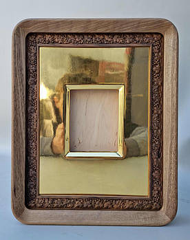 Кіот із горіха з гумою та широкою позолоченою рамою