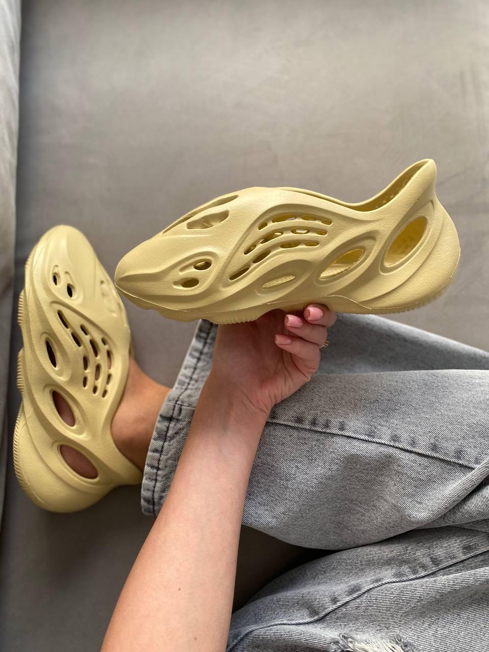 Женские тапочки на пляж Adidas Yeezy Foam Runner.. Летние тапочки для ...