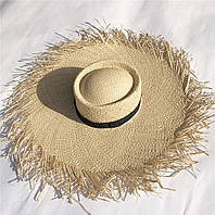 Широкополая летняя соломенная шляпа с посатаными полями, круглой тульей и черной лентой